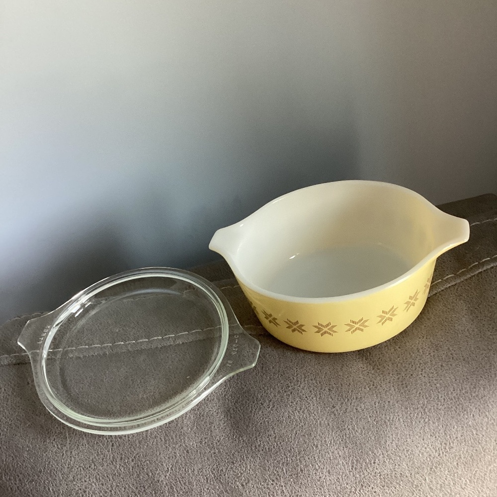 Vintage Pyrex Town and Country 1.5 pint casserole